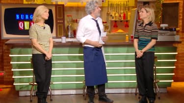 Alain Chabat entouré de Marina Foïs dans Burger Quiz.