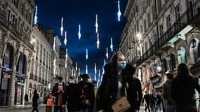 La pénurie mondiale de matériel provoque des retards de livraison dans les décorations de Noël. De quoi manquer d'illuminations de Noël dans les villes de France ? 