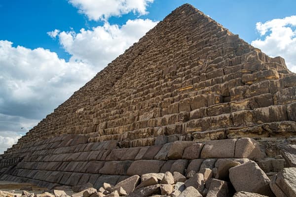 La pyramide de Mykérinos, sur le plateau de Gizeh, en Egypte, en travaux, le 29 janvier 2024