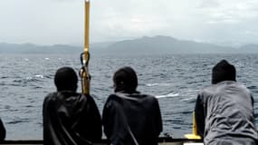 Quelques hommes regardant l'horizon durant leur périple pour rejoindre les côtes espagnoles à bord de l'Aquarius, le 14 juin dernier.