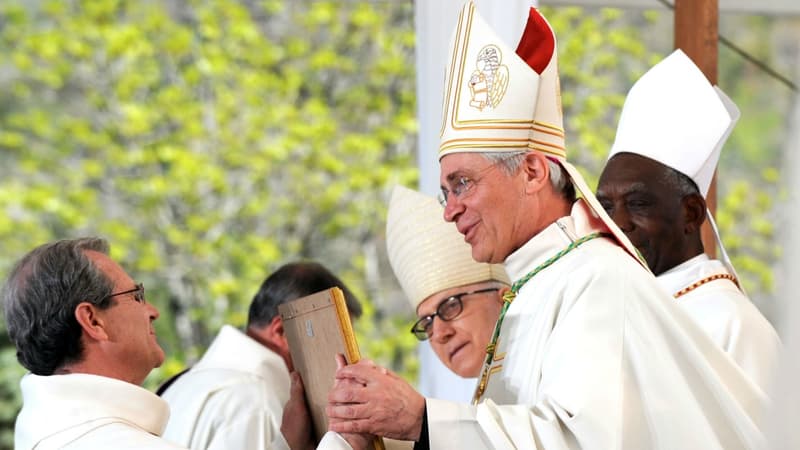 A droite, monseigneur Di Falco, év^que de Gap.