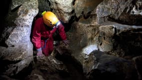 Un spéléologue visite une grotte française, dans le Doubs (photo d'illustration).