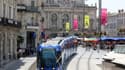Le tramway passant devant la façade de l'opéra, place de la comédie, à Montpellier .