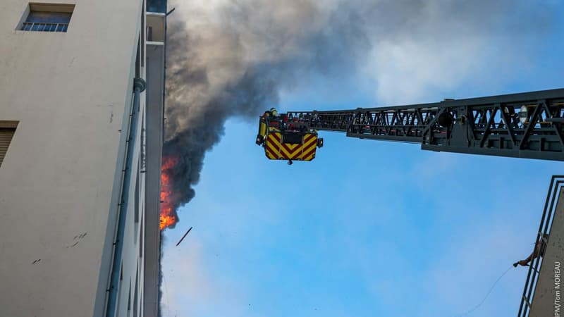 Un feu de balcon, à Marseille, le 28 juin 2025.