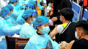 Des étudiants se font vacciner contre le Covid-19, le 30 mars 2021 à Qingdao, en Chine (photo d'illustration)