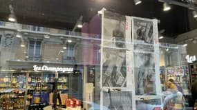 Un magasin parisien affichant sur sa vitrine les photos de personnes soupçonnées d'avoir commis des vols.