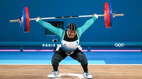 Marie-Joseph Fegue lors de l'épreuve d'haltérophilie (-71kg) aux JO de Paris, le 9 août 2024 