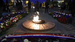 Une photographie montre la flamme de la Tombe du Soldat Inconnu lors d'une cérémonie à l'Arc de Triomphe à Paris, le 11 novembre 2022, dans le cadre des commémorations en hommage aux soldats sénégalais qui ont combattu aux côtés des soldats français pendant la Première Guerre mondiale.