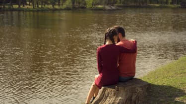 Un couple au bord de l'eau (photo d'illustration)