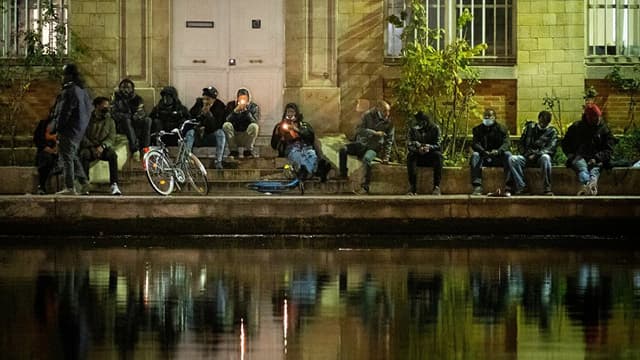 Des consommateurs de crack à Stalingrad dans le nord de Paris