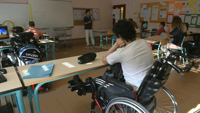 Un élève handicapé en classe. Image d'illustration.