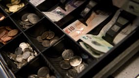 Au Royaume-Uni, les caisses enregistreuses des commerçants sont de moins en moins garnies de pièces et billets. (image d'illustration)