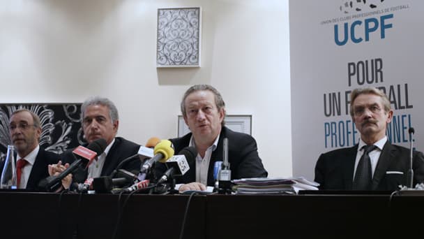 Jean-Pierre Louvel (au centre, président de l'UCPF, et Frédéric Thiriez (à droite), préident de la Ligue de football professionnel, ce jeudi.