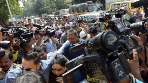 L'une des grandes stars indiennes de Bollywood, Sanjay Dutt (c), entouré par les médias à sa sortie de prison, à Mumbai le 25 février 2016 L'une des grandes stars indiennes de Bollywood, Sanjay Dutt (c), entouré par les médias à sa sortie de prison, à Mumbai le 25 février 2016