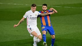 Toni Kroos avec le Real Madrid contre le FC Barcelone de Jordi Alba en Liga au stade Alfredo di Stefano du centre d'entraînement du Real à Valdebebas, dans la banlieue madrilène, le 10 avril 2021