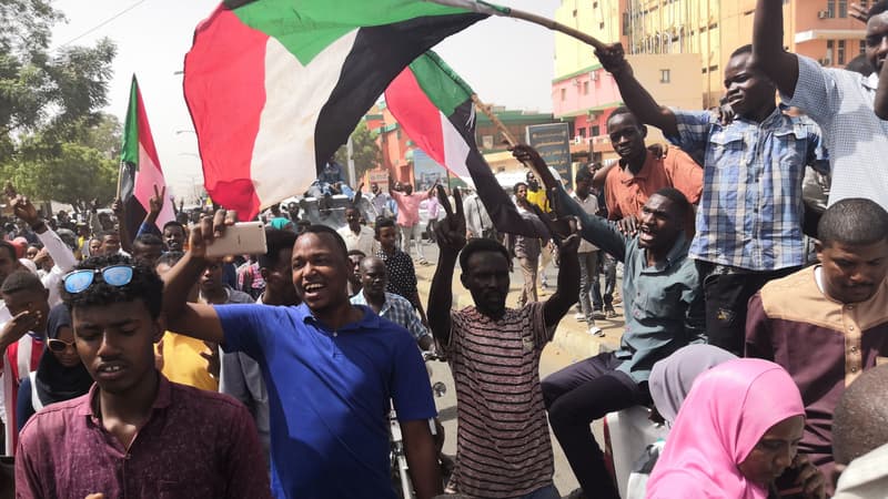 Des Soudanais en liesse à Khartoum, le 11 avril 2019. 