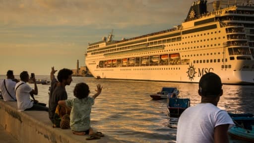 Des Cubains saluent un paquebot qui quitte le port de La Havane, le 20 février 2017