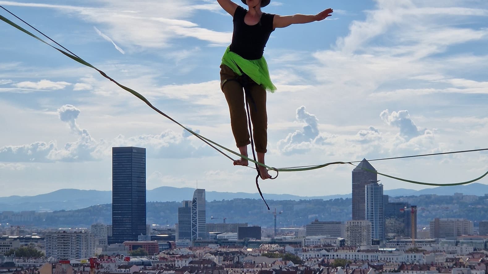 Une funambule sur un gratte-ciel à Villeurbanne. Une funambule sur un gratte-ciel à Villeurbanne.