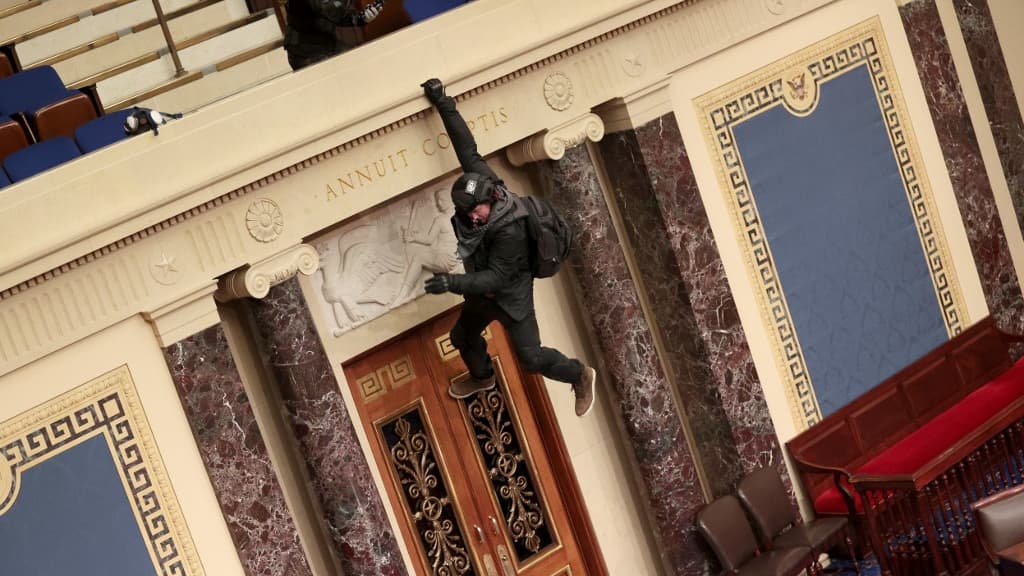 Un manifestant suspendu au balcon de la Chambre des représentants ce mercredi. Un manifestant suspendu au balcon de la Chambre des représentants ce mercredi.