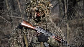 Un militaire du bataillon de fusiliers spéciaux Alkatraz, ancien prisonnier volontaire pour défendre l'Ukraine, à un exercice militaire dans la région de Donetsk le 13 février 2025.