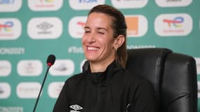  Bouchra Karboubi va arbitrer un match masculin.