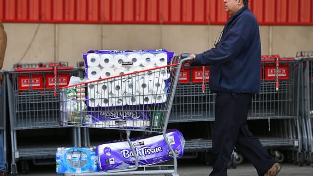 Un Autralien faisant des réserves de papier toilette, le 24 juin 2020.