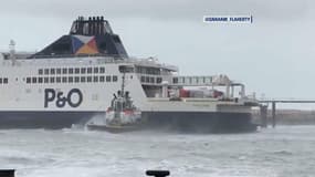 Les images du ferry échoué sur le port de Calais