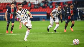 Bruno Fernandes tirant un penalty contre le PSG, le 20 octobre 2020