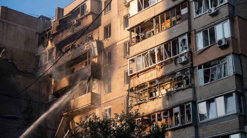 Les secours intervenant dans un bâtiment visé par un bombardement russe à Kiev (Ukraine) le 7 septembre 2025
