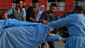 Des ambulanciers transportent un touriste blessé dans un hôpital d'Anantnag, au sud de Srinagar, le 22 avril 2025, après une attaque.