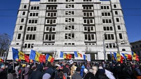 Des manifestants brandissent des drapeaux lors d'une manifestation organisée par le parti d'opposition "Sor" à Chisinau le 12 mars 2023. 