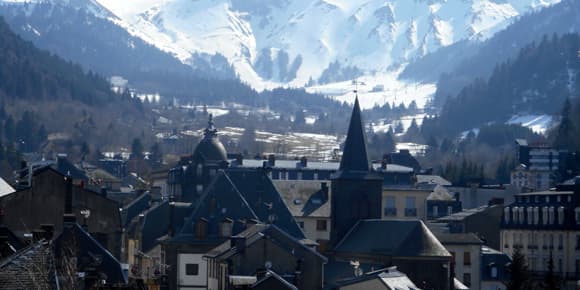 Ici, c'est un village, tout le monde se connaît. Ici, c'est un village, tout le monde se connaît.