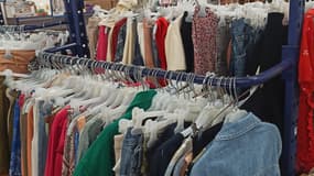 Les stocks de vêtements Camaïeu revendus dans un magasin Noz de Bretagne.