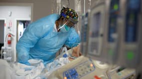 Une soignante au chevet d'un patient dans le département des malades du Covid-19 d'un hôpital de Houston aux Etats-Unis le 4 décembre 2020. (Photo d'illustration)
