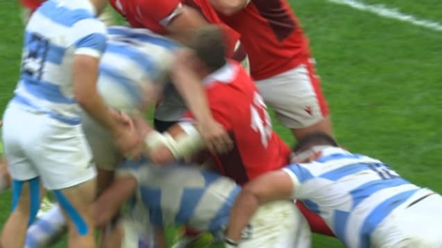 Guido Petti met un violent coup d'épaule dans la tête de Nick Tompkins lors de Galles-Argentine, Coupe du monde de rugby, 14 octobre 2023