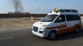 Une ambulance dans la banlieue d'Aden le 6 octobre 2015 au Yémen