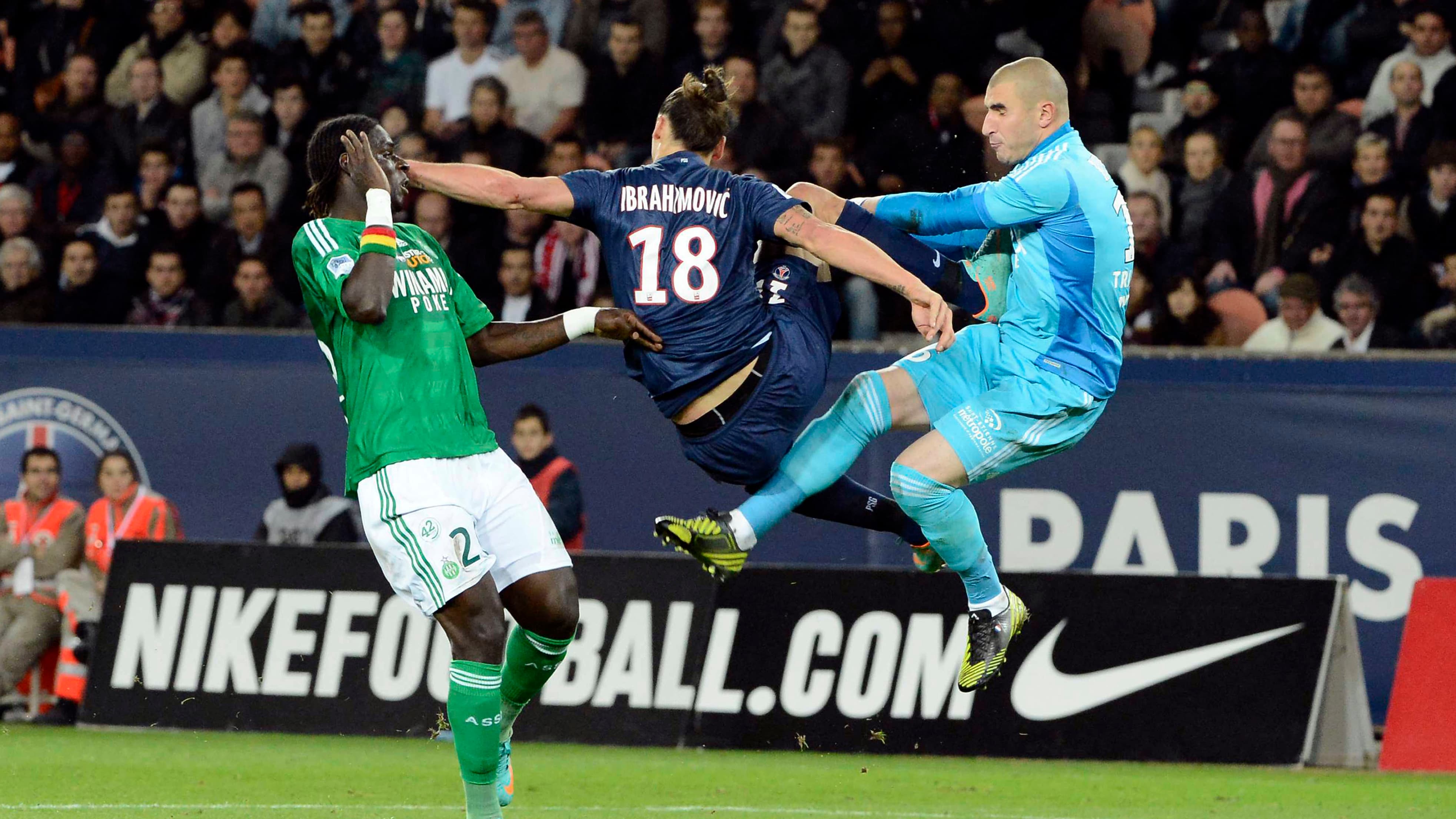 Zlatan Ibrahimovic face à Stéphane Ruffier Zlatan Ibrahimovic face à Stéphane Ruffier