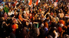 Opposants à Mohamed Morsi réunis place Tahrir, au Caire mercredi, pour suivre la retransmission de l'intervention télévisée du président égyptien sur écran géant. Lors de son discours, Mohamed Morsi a estimé que l'affrontement politique actuel menaçait la