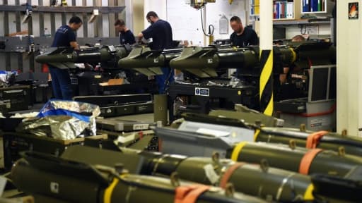 Des membres de la Marine française travaillent sur des missiles à bord du porte-avions Charles-de-Gaulle, le 22 novembre 2015 en Méditerranée