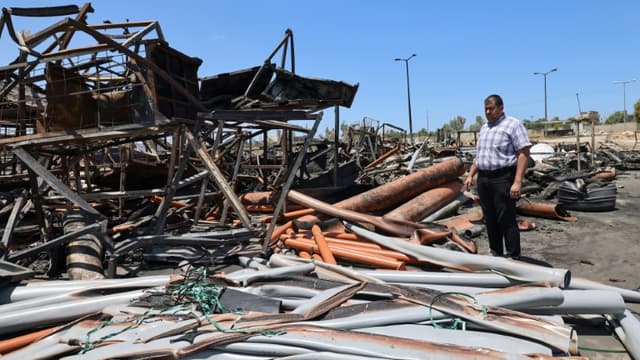 Le propriétaire palestinien de l'usine de plastique Siksik devant les tuyaux carbonisés par les frappes israéliennes à Gaza, le 23 mai 2021
