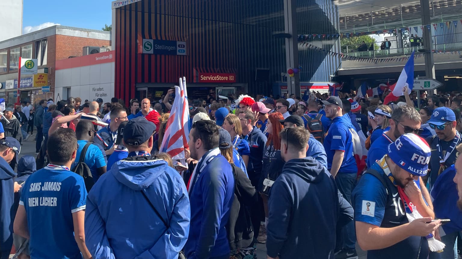Déjà une très bonne ambiance avant le début du cortège des fans français (le 05/07/2024)