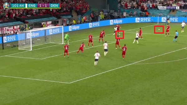 Deux ballons sur le terrain au moment du penalty sifflé sur Sterling, lors d'Angleterre-Danemark à l'Euro 2021