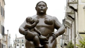 Des touristes regardent un exemplaire de "Maternity", des sculptures réalisées par Fernando Botero, à Venise en 2003. (Illustration)