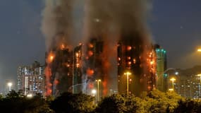 Un incendie majeur ravageant plusieurs immeubles d'habitation dans le quartier résidentiel de Wang Fuk Court, dans le district de Tai Po à Hong Kong, le 26 novembre 2025.