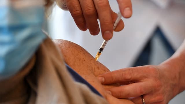 Un homme en train de recevoir une dose du vaccin Pfizer-BioNTech à Quimper.