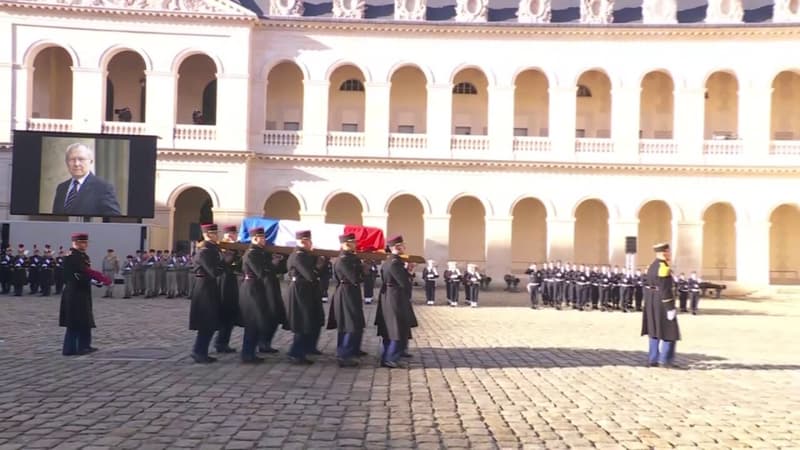 Le cercueil de Jacques Delors quitte la cour des Invalides après l'hommage national présidé par Emmanuel Macron