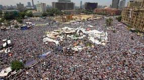 Des dizaines de milliers d'islamistes égyptiens ont rejoint vendredi les manifestants laïques rassemblés depuis trois semaines sur la place Tahrir, dans le centre du Caire, pour une grande manifestation "unitaire" à cinq jours du début du procès d'Hosni M