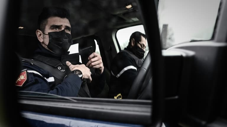 Des gendarmes dans leur véhicule à Carbon-Blanc, près de Bordeaux, le 2 mars 2021