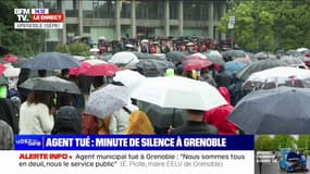 Grenoble: les images de la minute de silence, devant l'hôtel de ville de la commune, en hommage à l'agent municipal tué 