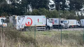 Un camion de ramassage des déchets (image d'illustration)